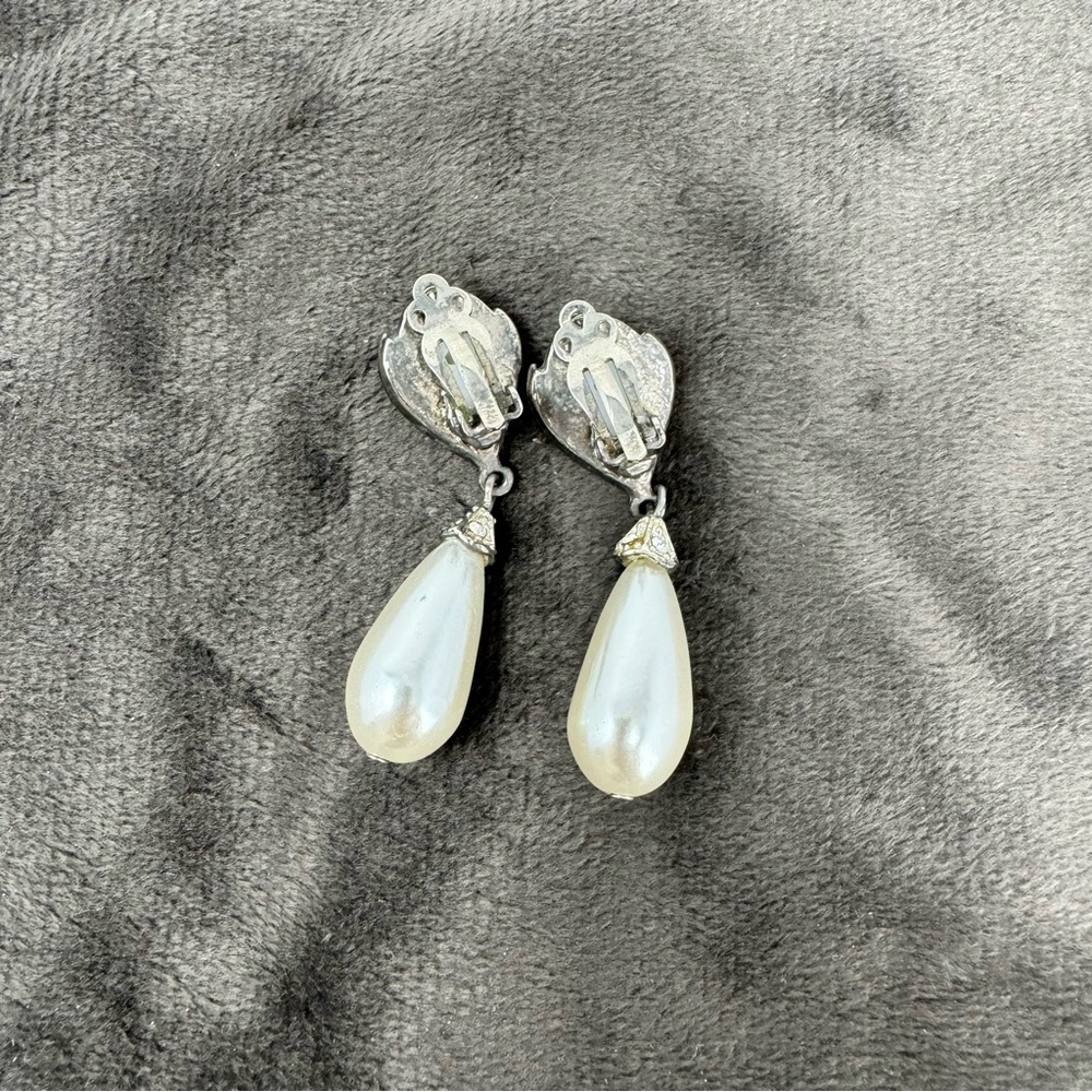 2 Vintage Pearl Drops Clip-on Earrings - Picture 3 of 3